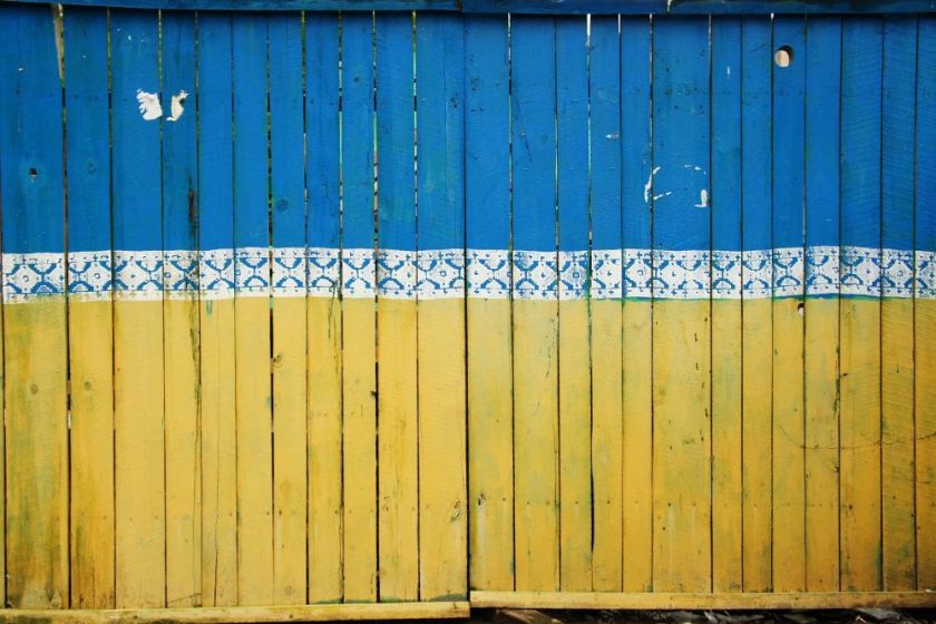 patriotic Ukrainian blue and yellow fence – inspiration for a weekly list of free educational events and resources for the association community
